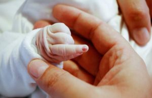 Copilaș născut în ambulanţă, în Vrancea. Entuziasmaţi, paramedicii vor să-i fie nași!