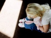 Un tată din Braşov şi-a batjocorit fiica şi a vândut-o pentru 200 de lei: ‘Fă o tură cu ea’