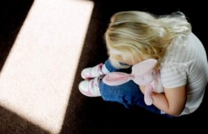 Un tată din Braşov şi-a batjocorit fiica şi a vândut-o pentru 200 de lei: ‘Fă o tură cu ea’