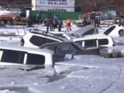 VIDEO | Zeci de maşini scufundate într-un lac din Rusia, după ce şoferii au parcat direct pe gheaţă