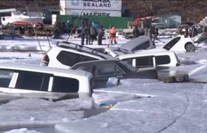 VIDEO | Zeci de maşini scufundate într-un lac din Rusia, după ce şoferii au parcat direct pe gheaţă