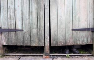 O pacientă a căzut în WC-ul din curtea cabinetului medical, în Ialomiţa