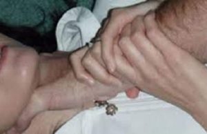 Un actor din Constanţa şi-a strâns soţia de gât, în biserică, poliţiştii l-au împiedicat să o ucidă