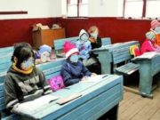 Tânăr învăţător, 21 de ani, acuzat că trimite bileţele elevelor de clasa a IV-a şi le pipăie, la o şcoală din Vaslui