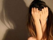 Elevă ruptă cu bătaia de doi colegi într-o pauză, la o şcoală din Argeş. Fata a suferit leziuni interne grave