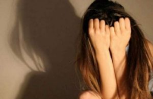 Elevă ruptă cu bătaia de doi colegi într-o pauză, la o şcoală din Argeş. Fata a suferit leziuni interne grave