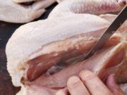 Alertă alimentară în România! 13 tone de carne de curcan din zone de risc, în mai multe magazine din ţară