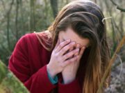 O mamă din Suceava vrea să-şi vadă fiica în puşcărie, după ce fata i-a luat 50 de euro din poşetă