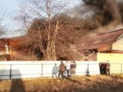 Un băiat şi mama lui, din Neamţ, preluaţi de medici după ce casa lor a luat foc