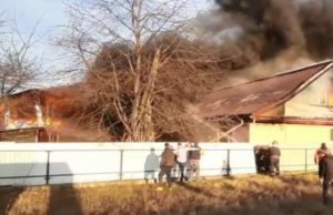 Un băiat şi mama lui, din Neamţ, preluaţi de medici după ce casa lor a luat foc