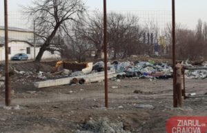 CRAIOVA POLUATĂ! Periferia colcăie în gunoaie, dar în centrul orașului se spala pavelele
