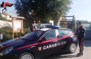 Un român beat care îşi bătea soţia i-a ameninţat cu moartea pe carabinerii veniţi în ajutorul femeii