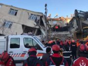 Oameni îngropaţi sub clădirile prăbuşite, după cutremurul de 6,8 Richter din Turcia