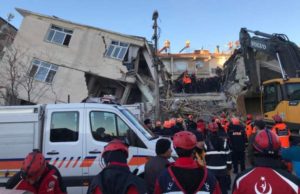 Oameni îngropaţi sub clădirile prăbuşite, după cutremurul de 6,8 Richter din Turcia