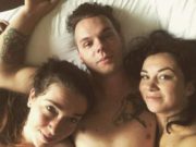 Un soț și o soție s-au îndrăgostit de o femeie! Amândoi! Acum au o relație în trei, cu șase copii! Cum funcționează tot. „Nu simțim gelozie, ci teamă”