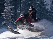 Un tânăr a murit în Predeal, după ce a furat un snowmobil şi a intrat într-un chioşc