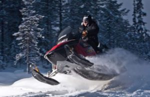 Un tânăr a murit în Predeal, după ce a furat un snowmobil şi a intrat într-un chioşc