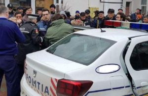 Botoșănean dus la Psihiatrie, după ce a furat un portofel cu poliţiștii lângă el