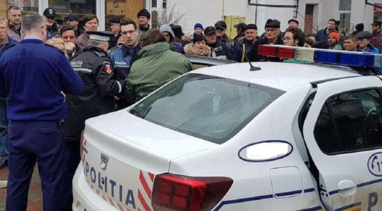 Botoșănean dus la Psihiatrie, după ce a furat un portofel cu poliţiștii lângă el