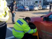 VIDEO | Poliţiştii au „eliberat” maşinile blocate ilegal în parcarea unui centru comercial din Timişoara