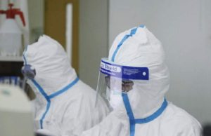 O femeie suspectată de coronavirus a născut un băieţel sănătos, după o cezariană la limită