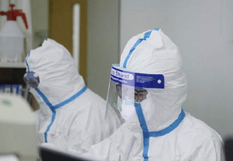 O femeie suspectată de coronavirus a născut un băieţel sănătos, după o cezariană la limită