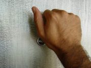 Un bărbat din Suceava a bătut la uşa locuinţei soţiei lui şi a fost arestat de poliţişti