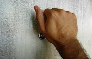 Un bărbat din Suceava a bătut la uşa locuinţei soţiei lui şi a fost arestat de poliţişti