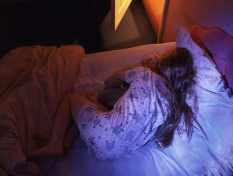 Fetiţă batjocorită de propriul tată, în Gorj. Mama copilei l-a prins pe bărbat în timp ce-şi agresa fiica