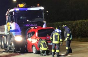 Tânăr român mort în condiţii teribile în Italia, maşina lui a intrat cu totul sub un camion