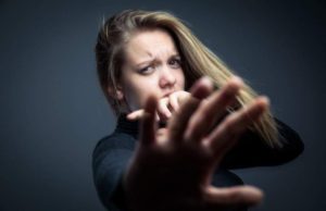 Un ieşean rupt de beat şi-a bătut soţia însărcinată până a murit fătul. Bărbatul a fost trimis în judecată