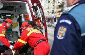Tânără găsită dezbrăcată, căzută pe o stradă din Iași. Fata a fost internată de urgenţă la spital
