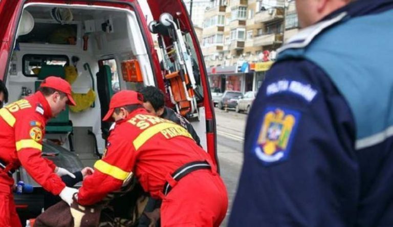 Tânără găsită dezbrăcată, căzută pe o stradă din Iași. Fata a fost internată de urgenţă la spital