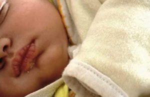 Bebeluș de șapte luni, mort după ce a fost lăsat ore în șir în frig. Cum s-au scuzat părinții: ”Am vrut să doarmă la aer curat!”