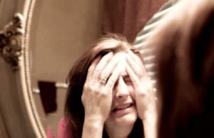 O femeie din Iaşi a fost operată şi a putut să vadă după 47 de ani. Şi-a privit prima oară în viaţă copilul