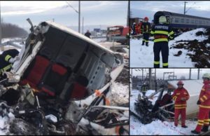 Imagini de groază la Şcheia, un mort după ce un tren de pasageri a făcut praf o dubă
