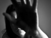 Româncă bătută de iubitul italian îl dă în vileag pentru furt de arme şi muniţie