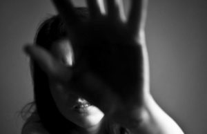 Româncă bătută de iubitul italian îl dă în vileag pentru furt de arme şi muniţie