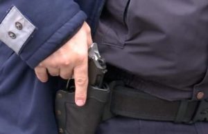 Un poliţist de la Rutieră, agitat şi incorent, a scos pistolul în sediul IPJ Bacău: „Sunteţi doar manipulatori!”