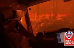 VIDEO | Momentul în care un echipaj de pompieri a fost înconjurat de flăcări uriașe, în Australia