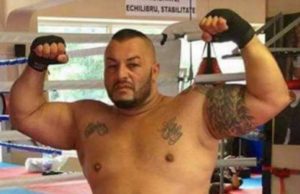 S-a predat interlopul care l-a tăiat cu sabia pe Bebino, şeful Clanului Sportivilor. Cezar Petcu a venit la poliţie pe motor