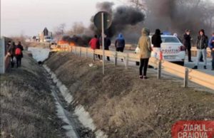 VIDEO | Autoturism în flăcări la ieșire din localitatea Leu