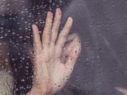 Obsedat că soția îl înșală, un român din Austria i-a pus soției un dispozitiv GPS în mașină. Nu a fost însă suficient. Într-o criză de gelozie, bărbatul a pus mâna pe un cuțit și a înjunghiat-o pe femeie