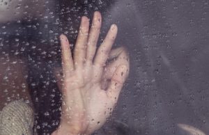 Obsedat că soția îl înșală, un român din Austria i-a pus soției un dispozitiv GPS în mașină. Nu a fost însă suficient. Într-o criză de gelozie, bărbatul a pus mâna pe un cuțit și a înjunghiat-o pe femeie