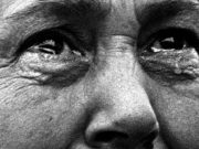 “De ce ma insulți copile, Mă trimiți în pod să zac? Am muncit doar pentru tine…” Respectați-vă părinții cât îi mai aveți! O poezie care-ți rupe inima-n două!