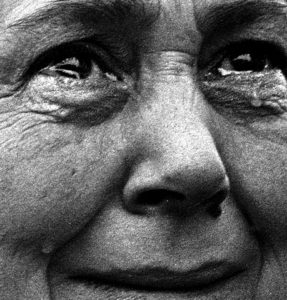 comemoration d'une annee du soulevement populaire ; une femme pl