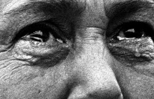 “De ce ma insulți copile, Mă trimiți în pod să zac? Am muncit doar pentru tine…” Respectați-vă părinții cât îi mai aveți! O poezie care-ți rupe inima-n două!