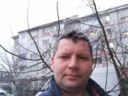 El este pompierul-erou. A scos o femeie în comă dintr-o maşină în flăcări