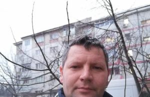 El este pompierul-erou. A scos o femeie în comă dintr-o maşină în flăcări