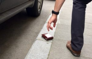 Un puşti de opt ani a predat poliţiştilor un portofel găsit pe stradă